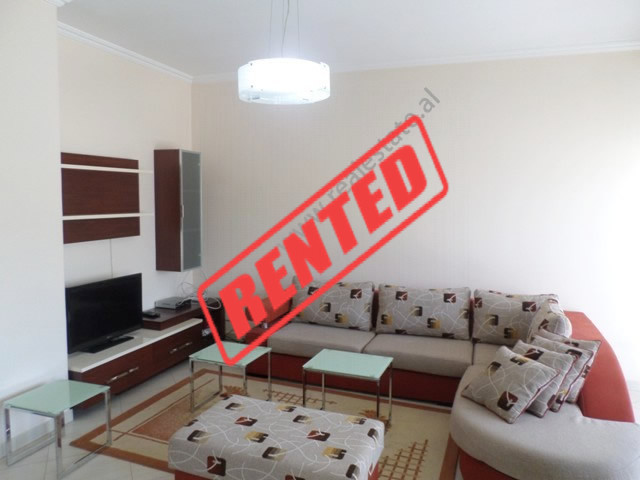 Apartament 1+1 me qera prane rruges se Kavajes, ne rrugen e Bogdaneve ne Tirane.

Ndodhet ne katin