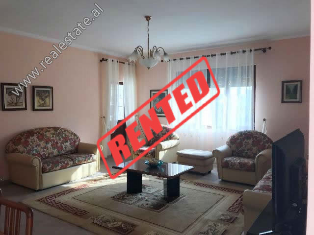 Apartament me qera prane rruges Zihni Sako ne Tirane.

Ndodhet ne katin e 2-te ne nje vile 4-kates