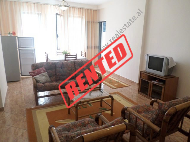 Apartament 1+1 me qera ne rrugen Sali Butka ne Tirane.

Ndodhet ne katin e 3-te te nje pallati te 