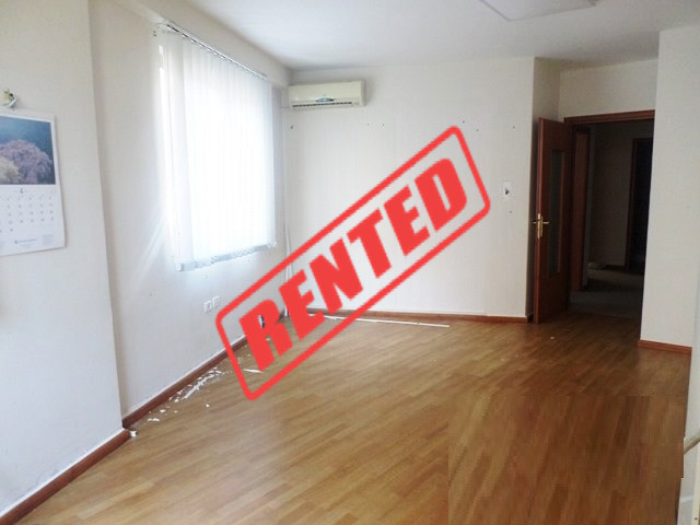 Apartament/Zyre me qera ne rrugen Isa Boletini ne Tirane.

Ndodhet ne katin e 2-te te nje pallati 