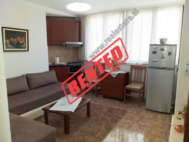 Apartament 1+1 me qera prane zones se 9-te katesheve.

Ndodhet ne katin e 4-te te nje pallati te v