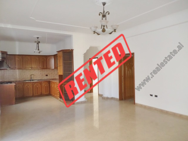 Apartament 3+1 me qera ne rrugen At Zef Valentini, prane Drejtorise se Pergjithshme te Doganave ne T