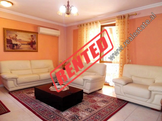 Apartament 3+1 me qera ne rrugen Skender Luarasi ne Tirane.

Ndodhet ne katin e 4-te te nje komple