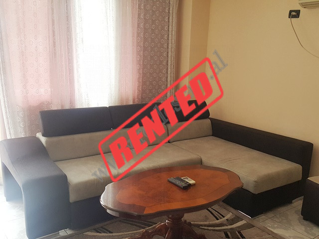 Apartament 1+1 me qera ne rrugen e Durresit ne Tirane.

Ndodhet ne katin e 3-te te nje pallati te 