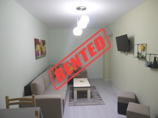 Apartament 1+1 me qera ne rrugen e Kavajes ne Tirane.
Ndodhet ne katin perdhe&nbsp;te nje pallati t