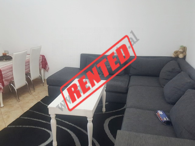 Apartament 2+1 me qera ne rrugen Mine Peza ne Tirane.
Ndodhet ne katin e 5-te te nje pallati te vje