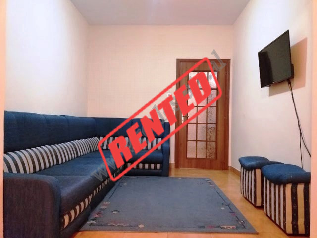 Apartament 3+1 me qera ne rrugen Perlat Rexhepi ne Tirane.
Pozicionohet ne katin e 2-te te nje pall