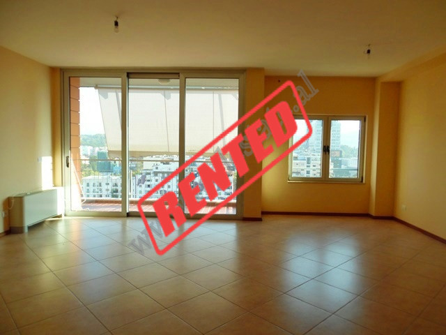 Apartament 2+1 me qera ne rrugen Papa Gjon Pali II ne Tirane.
Ndodhet ne katin e 13-te te nje palla