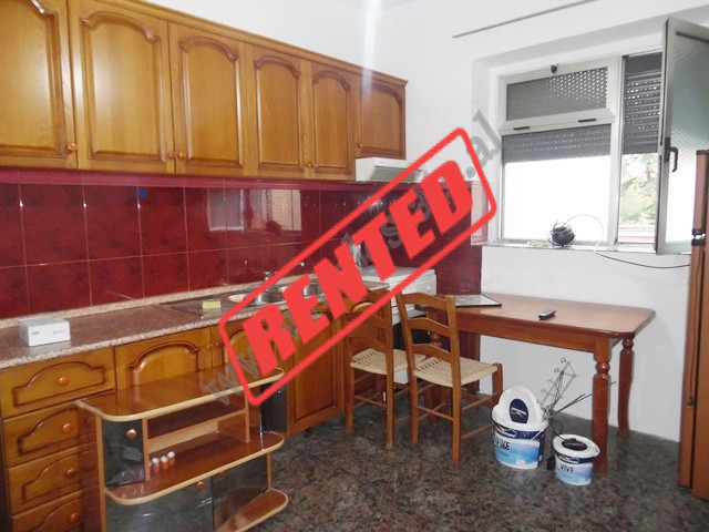 Apartament 2+1 me qera ne rrugen&nbsp;Mihal Ciko ne Tirane.
Ndodhet ne katin e 2-te te nje pallati 