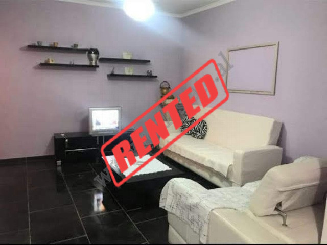 Apartament 2+1 me qira prane kryqezimit te rruges Bardhyl ne Tirane.
Shtepia ndodhet ne katin e pes