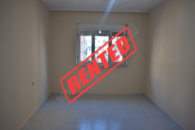 Apartament 2+1 me qera ne rrugen Myslym Shyri ne Tirane.
Ndodhet ne katin e 5-te te nje pallati te 