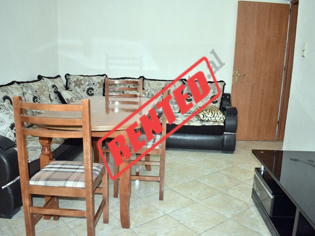 Apartament 2+1 me qera ne rrugen Todi Shkurti ne Tirane.
Shtepia ndodhet ne katin e peste te fundit