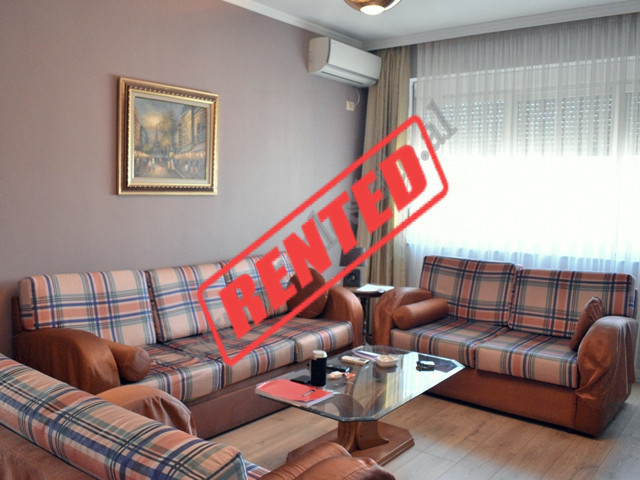 Apartament 2+1 me qira ne zonen e Bllokut neTirane.
Ndodhet ne katin e shtate te fundit te nje pall