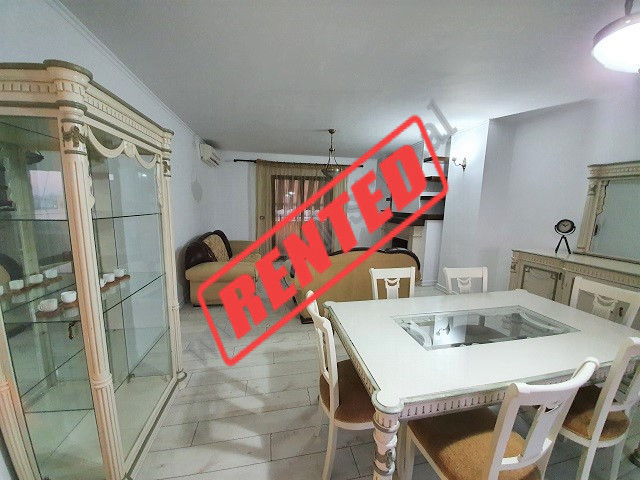 Apartament 2+1 me qera ne fillim te rruges se Durresit ne Tirane.

Apartamenti pozicionohet ne kat