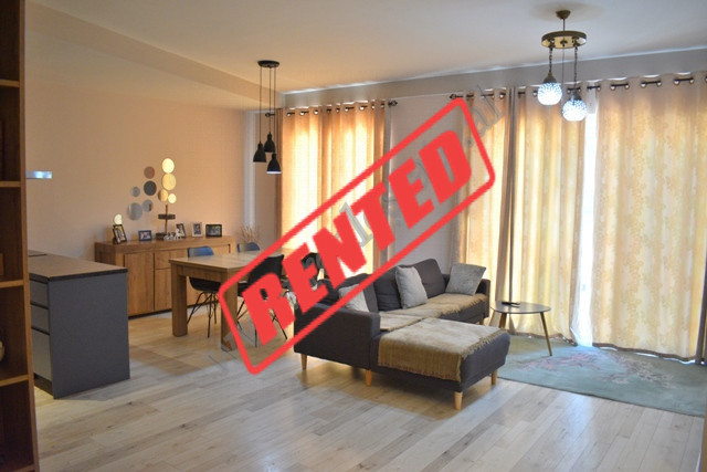 Apartament 3+1 modern me qira ne rrugen Zihni Cako ne Tirane.
Ndodhet ne katin e peste te nje palla