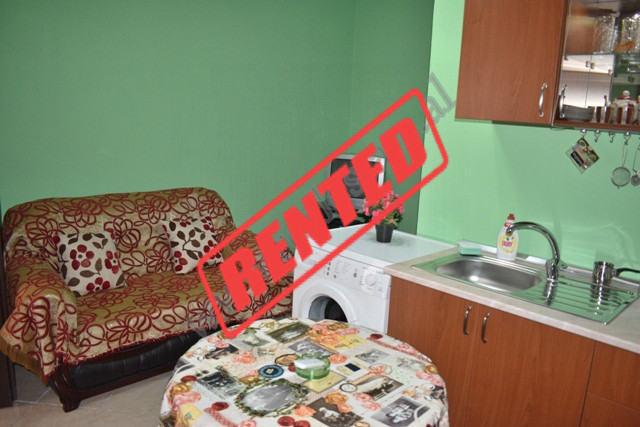 Apartament 1+1 me qira ne rrugen Albanopoli ne Tirane.
Ndodhet ne katin perdhe te nje vile.
Ka nje