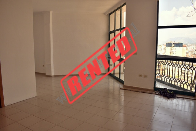 Apartament dupleks per zyra me qera ne rrugen e Kavajes ne Tirane.
Ndodhet ne katin e 7-te te nje p