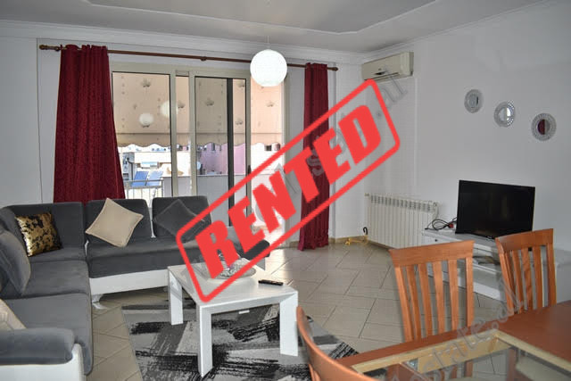 Apartament 3+1 me qera ne rrugen Marko Bocari ne Tirane.
Ndodhet ne katin e 5-te te nje pallati te 