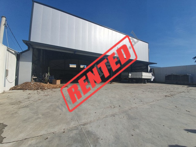 Ambient kapanon me qira ne krah te rruges ne dalje te Durresit.
E pozicionuar ne nje vend mjaft te 