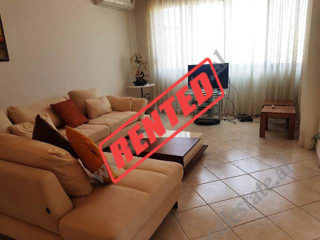 Apartament 3+1 me qera prane shkolles Emin Duraku ne Tirane.

Apartamenti ndodhet ne katin e 7-te 