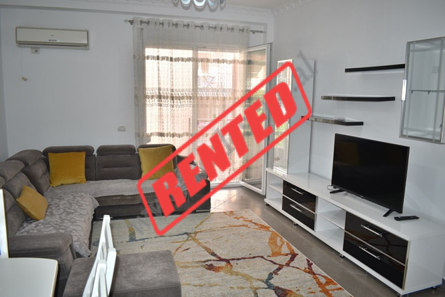 Apartament 2+1 me qira ne rrugen Liqeni i Thate ne Tirane.
Ndodhet ne katin e 2-te te nje ndertese 