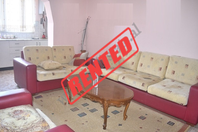 Apartament me qira ne rrugen Siri Kodra ne Tirane.
Banesa ndodhet ne katin e katert te nje pallati 