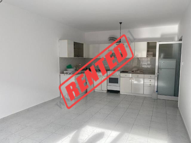 Apartament 2+1 me qira ne rrugen Haxhi Kika ne Tirane.
Ndodhet ne katin e 2 te nje pallati te ri me