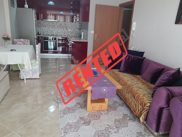 Apartament 2+1 per qira ne rrugen Peti, ne Tirane.
Apartamenti ndodhet ne katin e 3 te nje pallati 