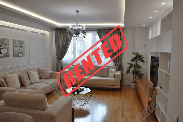 Apartament modern 3+1 me qira tek Ambasador 2, ne rrugen Ahmet Sheh Pazari ne Tirane.
Pozicionohet 