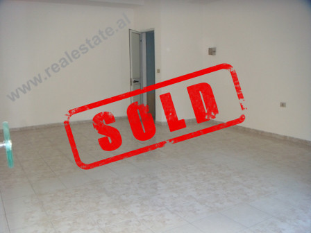 Dyqan ne shitje te gjimnazi &ldquo;Petro Nini Luarasi&rdquo; ne Tirane.
Dyqani ndodhet ne katin e I