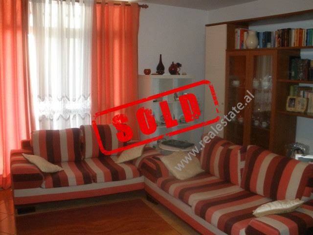 Apartament 2+1 ne shitje ne rrugen Margarita Tutulani ne Tirane. Apartamenti ndodhet ne katine e III