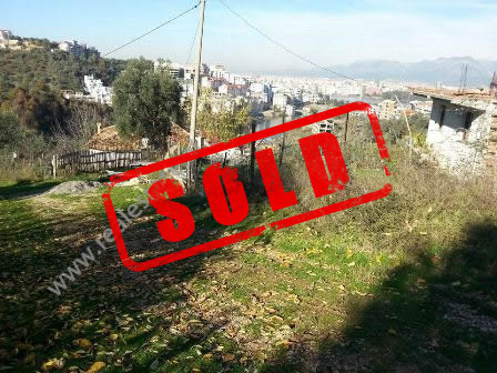 Toke per shitje ne rrugen e Garunjes ne Tirane.

Pozicionohet prane rruges kryesore dhe nga toka d