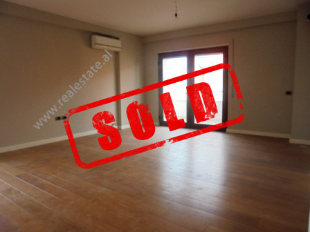 Three bedroom apartment for sale near the Lake in Tirana, on the side of the zoo.
Located in the 4t