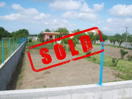 Land and apartment for sale near Mbisuka area in Velipoje.

It is located on the side of the main 