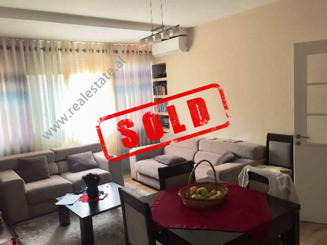 Apartament 2+1 per shitje perballe Fakultetit te Gjuheve te Huaja, ne Tirane.&nbsp;

Apartamenti n