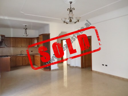 Apartament 3+1 ne shitje ne rrugen At Zef Valentini, prane Drejtorise se Pergjithshme te Doganave ne