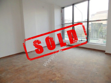 Ambient zyre per shitje prane rruges Myslym Shyri ne Tirane.

Zyra ndodhet ne katin e dyte te nje 