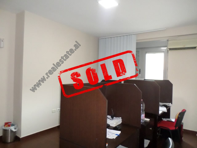 Apartament 1+1 ne shitje ne rrugen e Kavajes, prane Qendres Globe ne Tirane.

Ndodhet ne katin e s