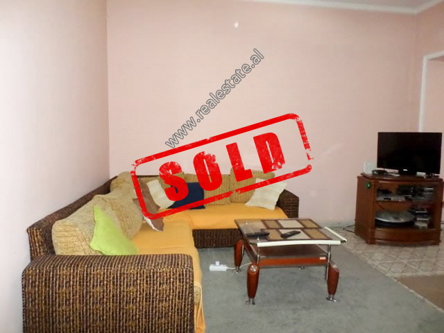 Apartament 2+1 per shitje prane sheshit Adem Jashari ne Tirane.

Ndodhet ne katin e 1-te ne nje pa