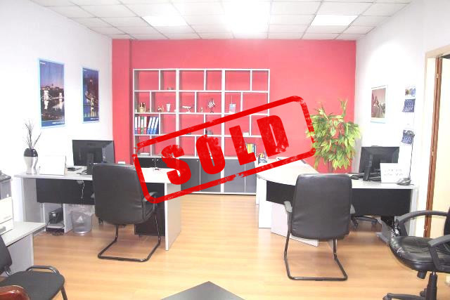 Dyqan per shitje ne rrugen Abdi Toptani prane qendres tregtare Toptani ne Tirane.

Ndodhet ne kati