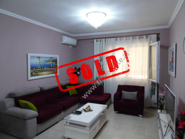 Apartament 2+1 per shitje prane Liqenit Artificial ne Tirane.

Ndodhet ne katin e dyte&nbsp;te nje