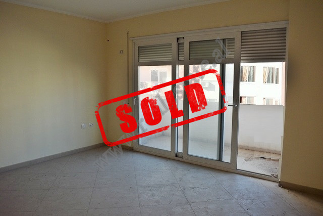 Apartament 3+1 per shitje ne rrugen Albanopoli ne Tirane.
Ndodhet ne katin e 5-te te nje pallati te