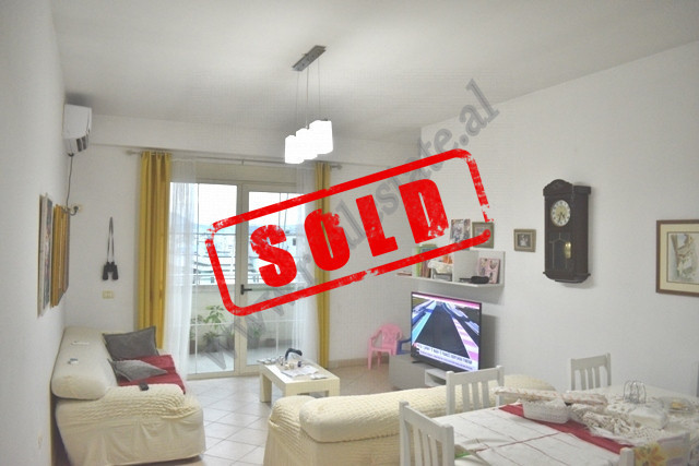 Apartament 2+1 per shitje ne rrugen Riza Cerova ne Tirane.
Pozicionohet ne katin e tete dhe te fund