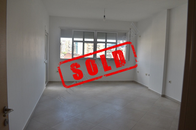 Apartament 2+1 per shitje ne rrugen Albanapoli ne Tirane.
Apartamenti ndodhet ne katin e katert te 