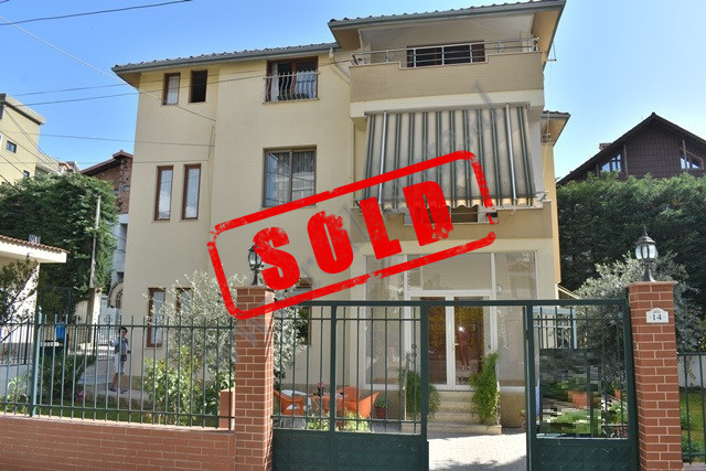 Three-storey villa for sale near Fuat Toptani&nbsp;street, in Tirana.
The land&rsquo;s surface is 3