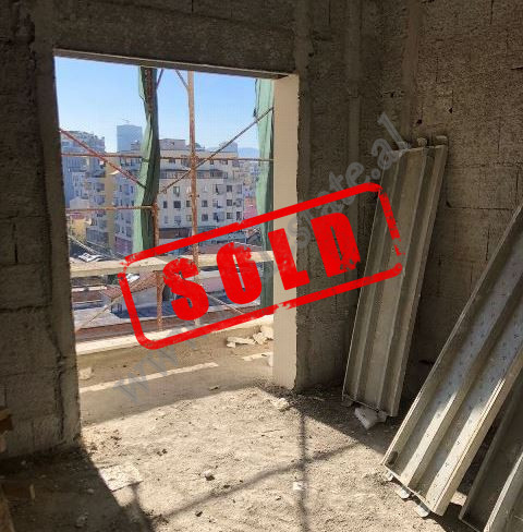 Apartament 1+1 ne shitje ne rrugen Gjon Buzuku ne Tirane.
Pozicionohet ne katin e shtate banim te n