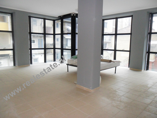 Ambjente per zyra me qera ne rrugen Arkitekt Kasemi ne Tirane (TRR-413-12)