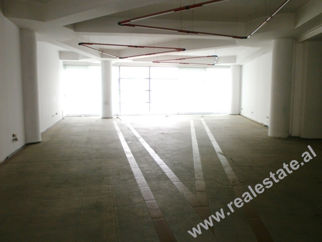 Ambjent zyre me qera ne Kompleksin Karl Topia ne Tirane (TRR-513-8)