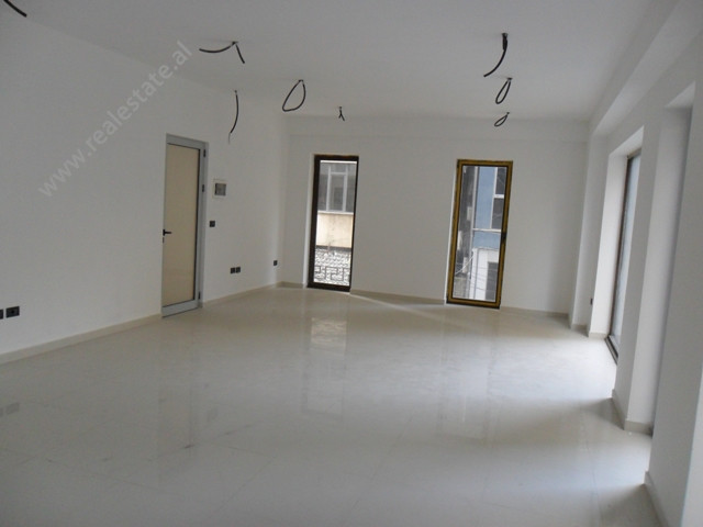 Zyra me qera prane Gardes se Republikes ne Tirane (TRR-315-18b)