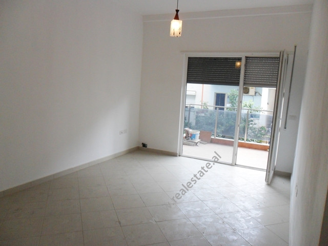 Zyre me qera prane rruges Muhamet Gjollesha ne Tirane (TRR-615-45b)